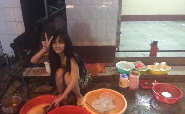 Hot girl rửa bát Việt Nam bất ngờ được báo Hàn, Singapore khen ngợi hết lời - Ảnh 4.