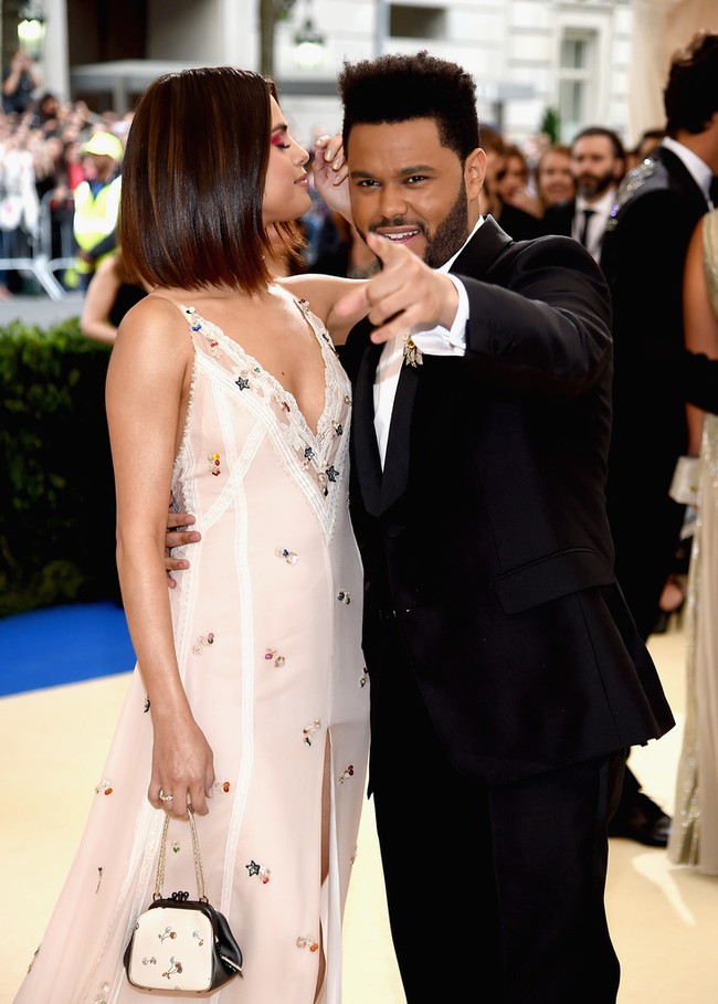 Selena tình tứ bên The Weeknd cực dễ thương tại Met Gala sau khi suýt chạm mặt mẹ Bella Hadid - Ảnh 2.