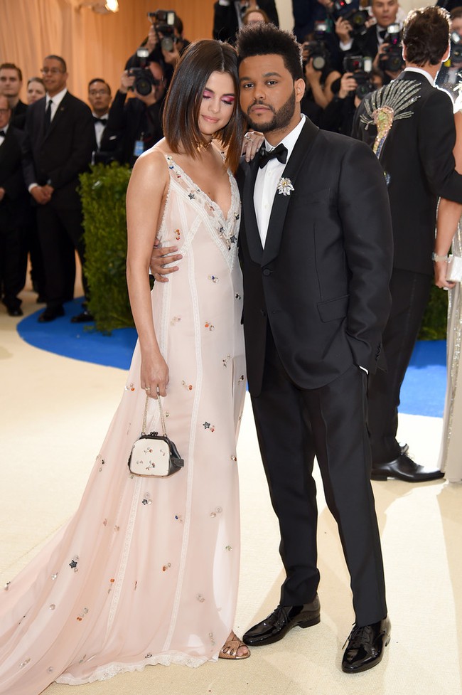 Selena tình tứ bên The Weeknd cực dễ thương tại Met Gala sau khi suýt chạm mặt mẹ Bella Hadid - Ảnh 4.