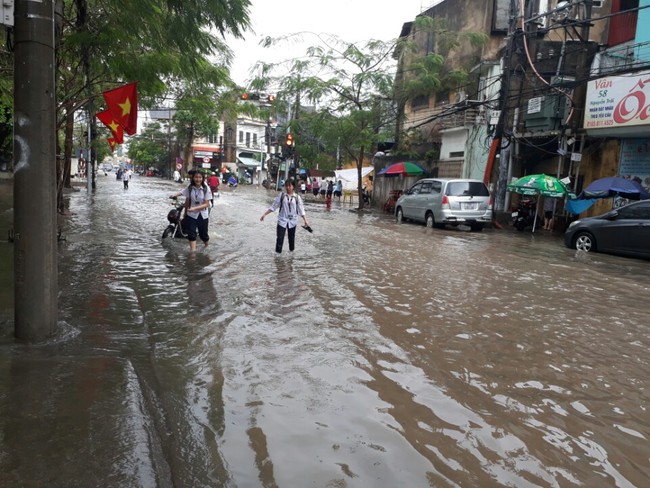 Hải Phòng: Mưa lớn kéo dài giữa trưa, nhiều ô tô chết máy trong biển nước - Ảnh 10.