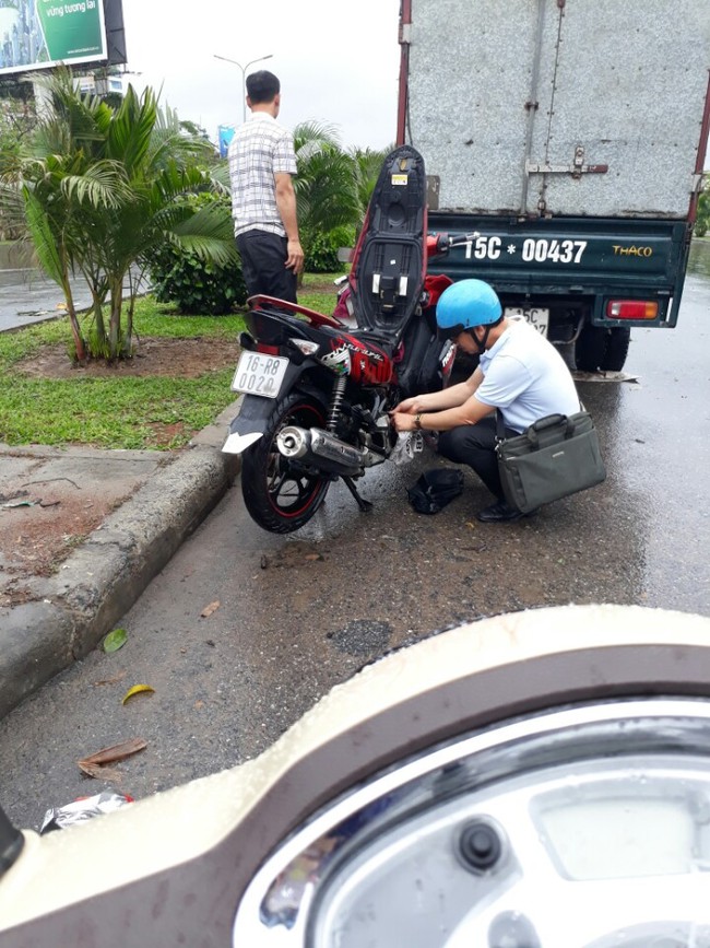 Hải Phòng: Mưa lớn kéo dài giữa trưa, nhiều ô tô chết máy trong biển nước - Ảnh 12.