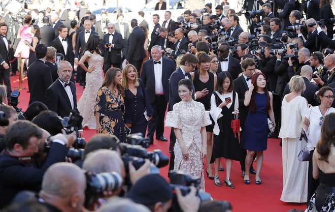 Lý Nhã Kỳ lộng lẫy như bà hoàng trên thảm đỏ khai màn LHP Cannes 2017- Ảnh 3.