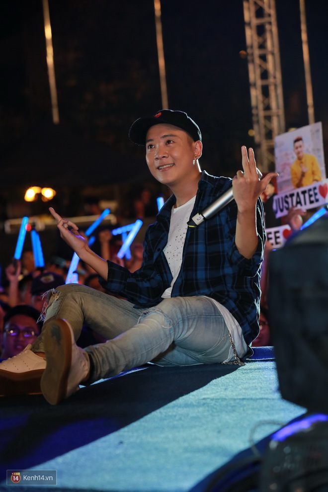 Sơn Tùng M-TP ôm fan, Only C kết hợp cùng Bích Phương trên sân khấu tại Hà Nội - Ảnh 13. Sơn Tùng M-TP ôm fan, Only C kết hợp cùng Bích Phương trên sân khấu tại Hà Nội - Ảnh 13.