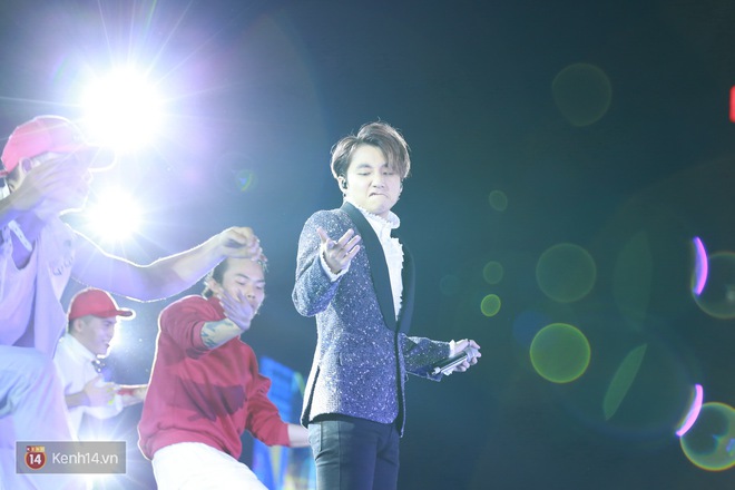 Sơn Tùng M-TP ôm fan, Only C kết hợp cùng Bích Phương trên sân khấu tại Hà Nội - Ảnh 5. Sơn Tùng M-TP ôm fan, Only C kết hợp cùng Bích Phương trên sân khấu tại Hà Nội - Ảnh 5.