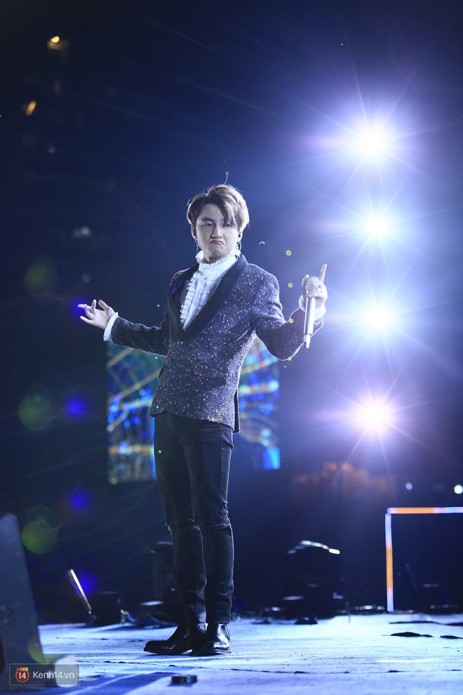 Sơn Tùng M-TP ôm fan, Only C kết hợp cùng Bích Phương trên sân khấu tại Hà Nội - Ảnh 4. Sơn Tùng M-TP ôm fan, Only C kết hợp cùng Bích Phương trên sân khấu tại Hà Nội - Ảnh 4.