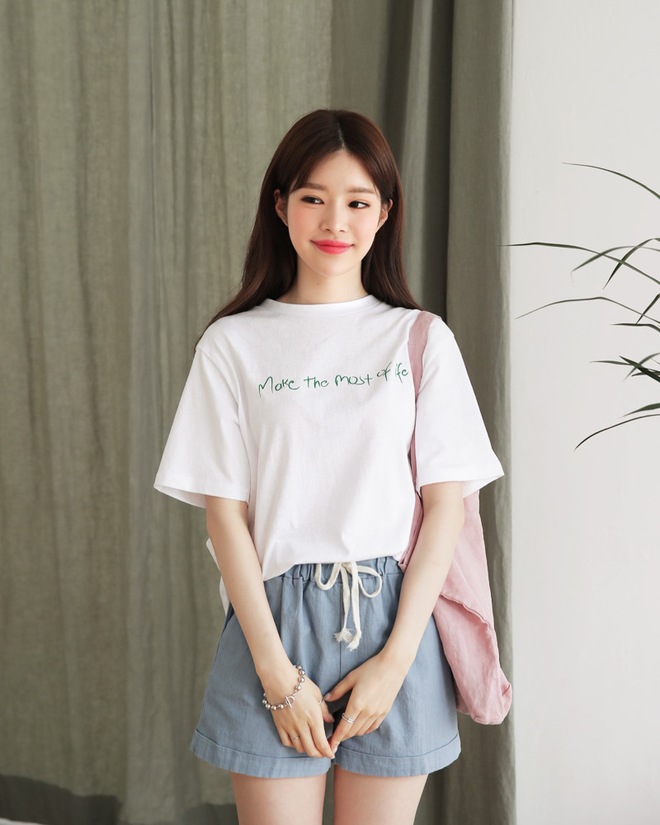 T-shirt với font chữ viết tay, món mới siêu hot đang được giới trẻ châu Á diện miết mải - Ảnh 1.