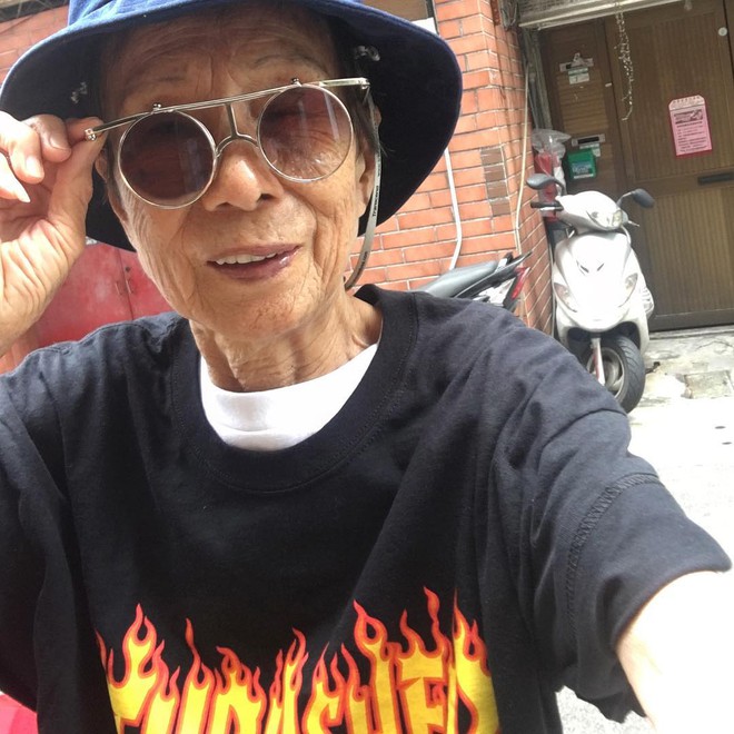 Chỉ 2 tuần sau khi xuất hiện trên Instagram, cụ bà 88 tuổi này đã trở thành hiện tượng thời trang xứ Đài - Ảnh 1.