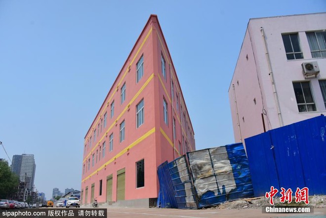 Cứ thi thoảng các kiến trúc sư Trung Quốc lại khiến cho người ta hoảng hồn bởi những tòa nhà mỏng tang như tờ giấy 3