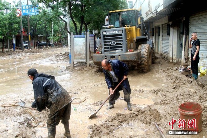 Trung Quốc: Mưa lũ kinh ho&#224;ng, &#244; t&#244; bẹp d&#250;m như đồ chơi, nước ngập tới 4m, b&#249;n chất đống cao 1m - Ảnh 2.