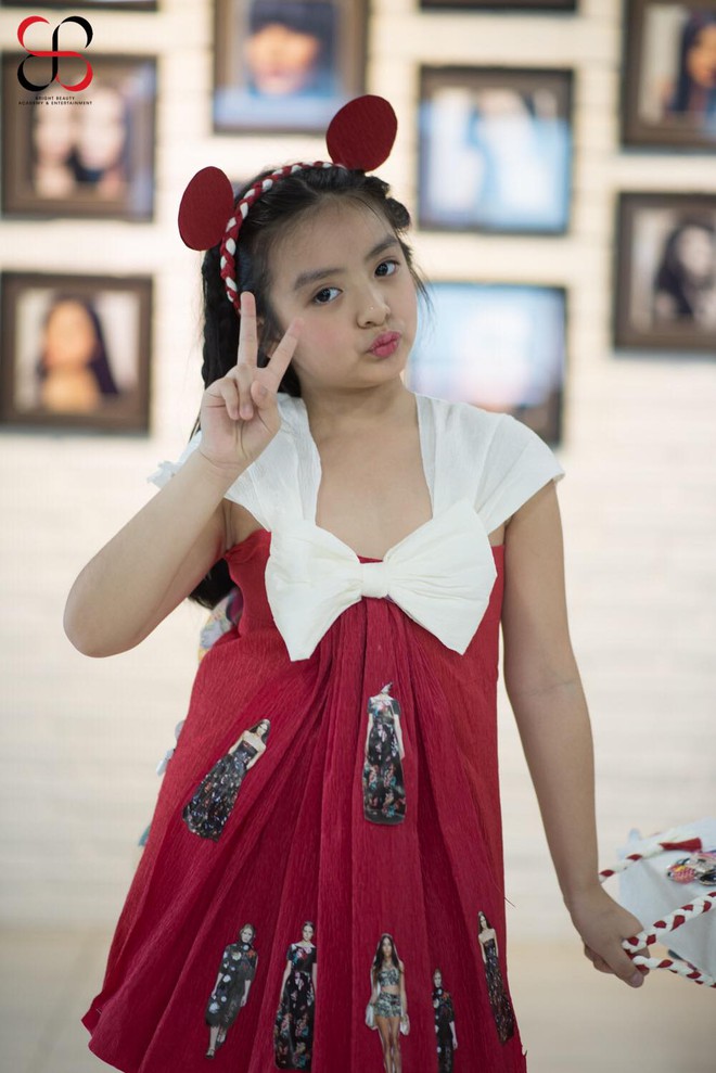 Tự tin catwalk, con gái 9 tuổi của siêu mẫu Thuý Hằng gây chú ý vì cực giống Kaity Nguyễn - Ảnh 5. Tự tin catwalk, con gái 9 tuổi của siêu mẫu Thuý Hằng gây chú ý vì cực giống Kaity Nguyễn - Ảnh 5.