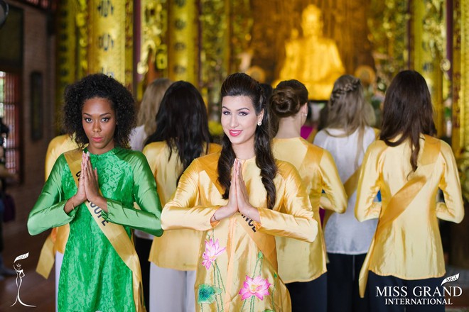 Thí sinh Miss Grand International 2017 duyên dáng trong tà áo bà ba vãn cảnh chùa - Ảnh 2. Thí sinh Miss Grand International 2017 duyên dáng trong tà áo bà ba vãn cảnh chùa - Ảnh 2.