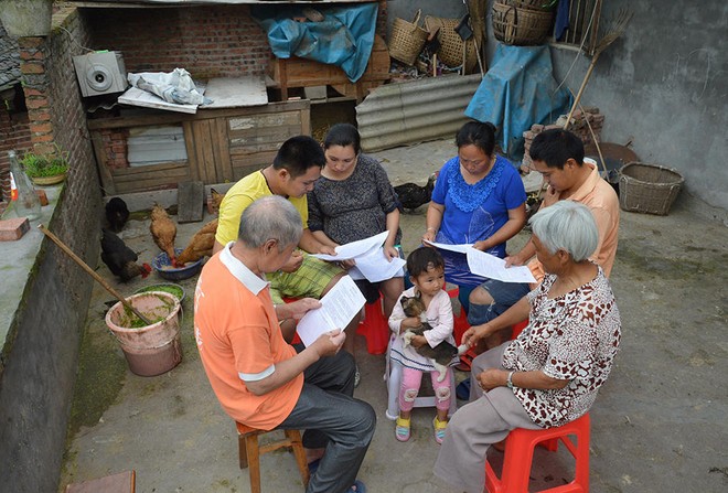 Biết con gái chẳng còn sống được bao lâu, ông bố trẻ nuốt nước mắt tự tay đào mồ cho con dần thích nghi - Ảnh 3.