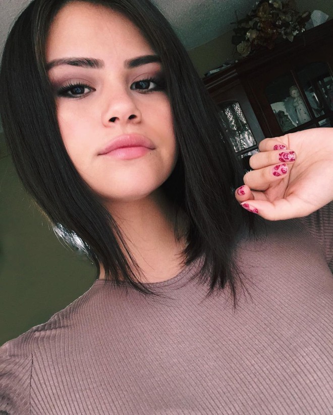 Selena Gomez bỗng có thêm một em gái sinh đôi giống hệt mình trên mạng xã hội - Ảnh 2.