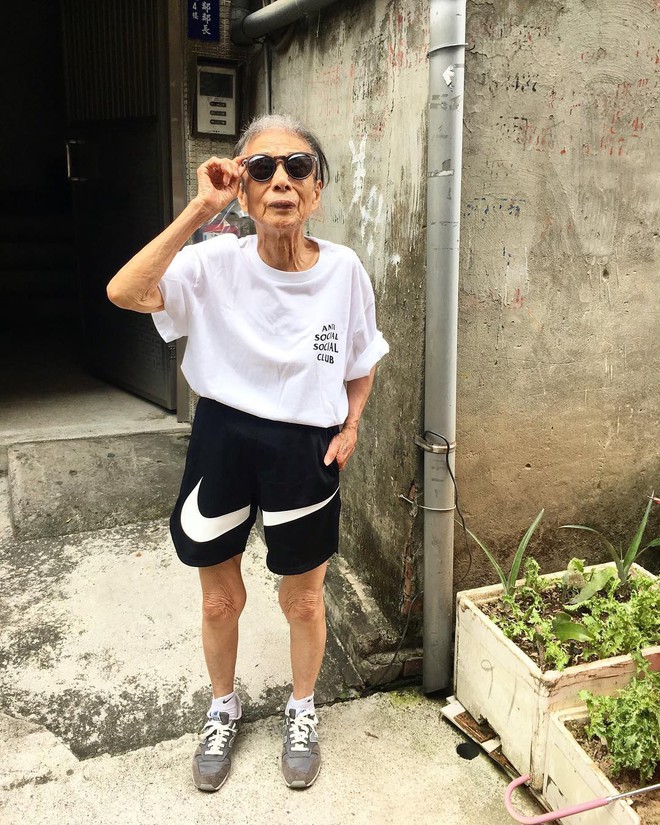 Chỉ 2 tuần sau khi xuất hiện trên Instagram, cụ bà 88 tuổi này đã trở thành hiện tượng thời trang xứ Đài - Ảnh 16.