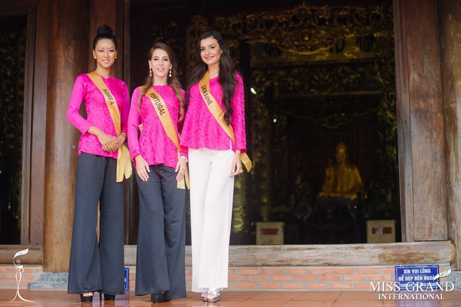 Thí sinh Miss Grand International 2017 duyên dáng trong tà áo bà ba vãn cảnh chùa - Ảnh 5. Thí sinh Miss Grand International 2017 duyên dáng trong tà áo bà ba vãn cảnh chùa - Ảnh 5.