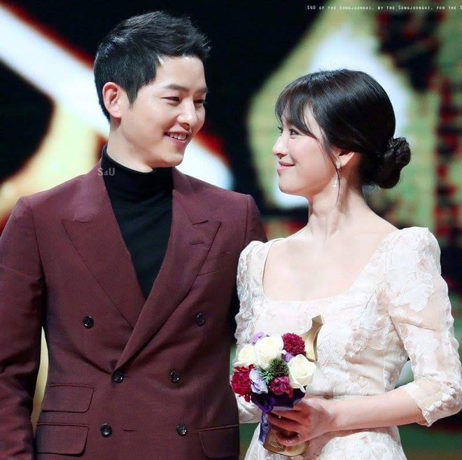 Ra đ&#226;y m&#224; xem những khoảnh khắc &quot;t&#236;nh hơn c&#225;i b&#236;nh&quot; của Song Hye Kyo - Song Joong Ki! - Ảnh 4.