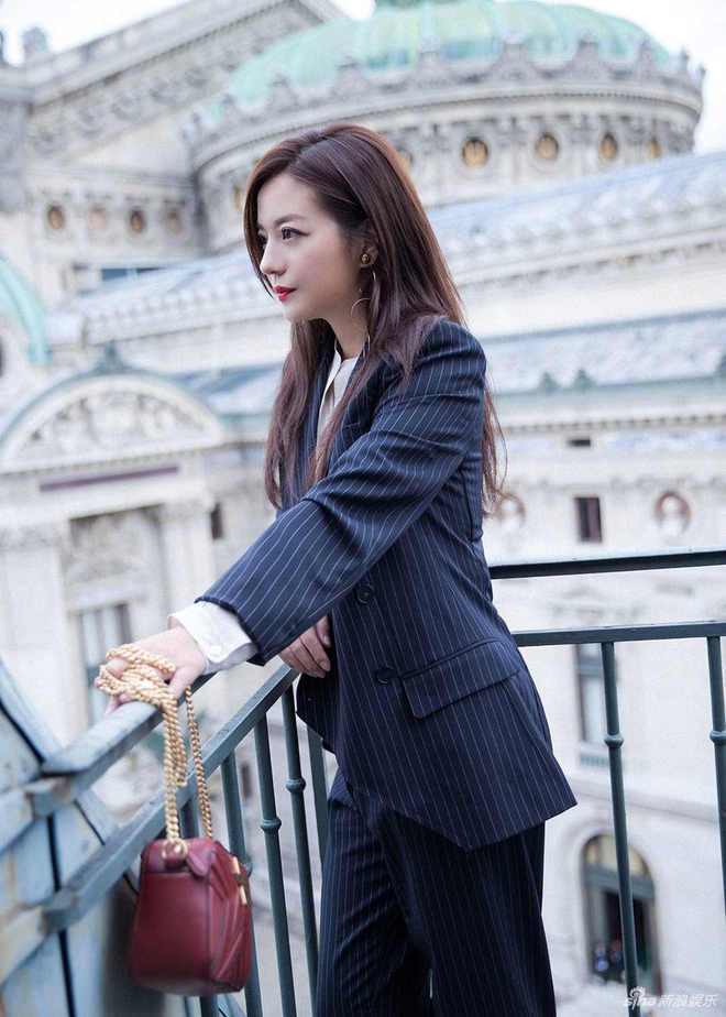 Chẳng kém Phạm Băng Băng, Triệu Vy khoe sắc trẻ trung với góc nghiêng thần thánh tại kinh đô Paris - Ảnh 6.