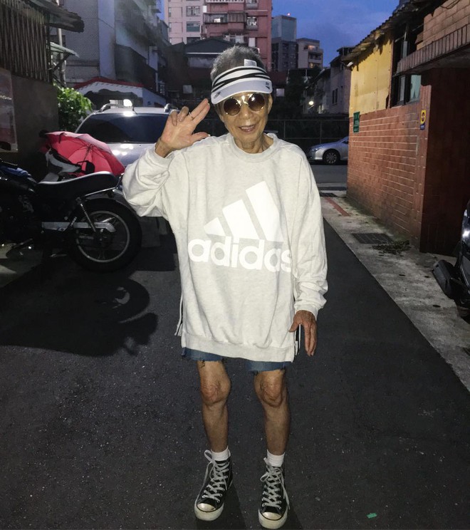 Chỉ 2 tuần sau khi xuất hiện trên Instagram, cụ bà 88 tuổi này đã trở thành hiện tượng thời trang xứ Đài - Ảnh 18.