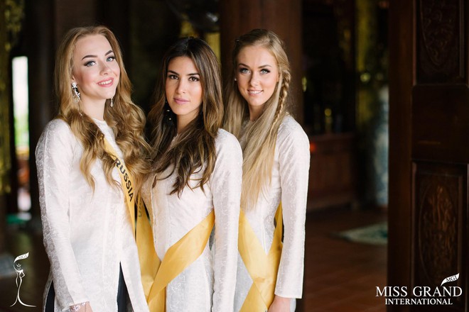 Thí sinh Miss Grand International 2017 duyên dáng trong tà áo bà ba vãn cảnh chùa - Ảnh 6. Thí sinh Miss Grand International 2017 duyên dáng trong tà áo bà ba vãn cảnh chùa - Ảnh 6.