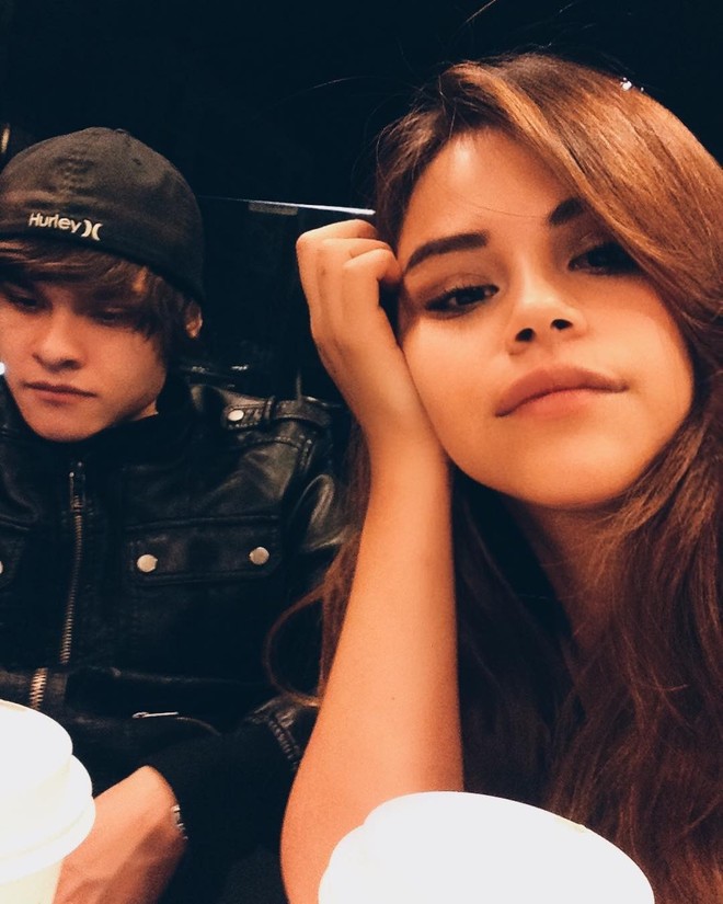 Selena Gomez bỗng có thêm một em gái sinh đôi giống hệt mình trên mạng xã hội - Ảnh 1.