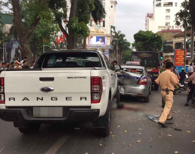 Hà Nội: Va chạm liên hoàn trên phố Bà Triệu, 3 người bị thương trong đó có 1 nạn nhân mặc đồng phục học sinh - Ảnh 2.