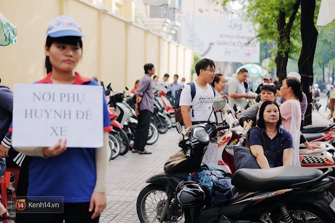 Gần 900.000 sĩ tử ch&#237;nh thức bước v&#224;o buổi thi m&#244;n Văn trong kỳ thi THPT quốc gia - Ảnh 9.