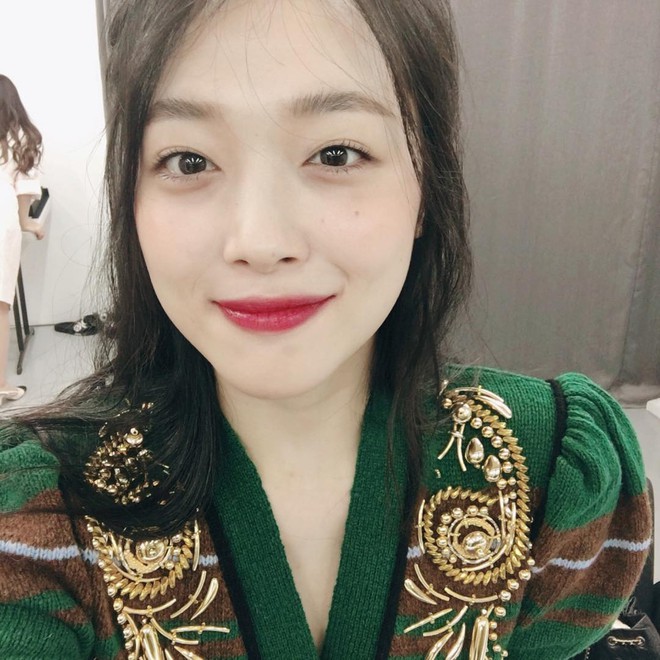 Gây xôn xao với cảnh nóng, Sulli bị thương gia thành đạt hơn 11 tuổi "đá" sau 4 tháng hẹn hò Gây xôn xao với cảnh nóng, Sulli bị thương gia thành đạt hơn 11 tuổi "đá" sau 4 tháng hẹn hò