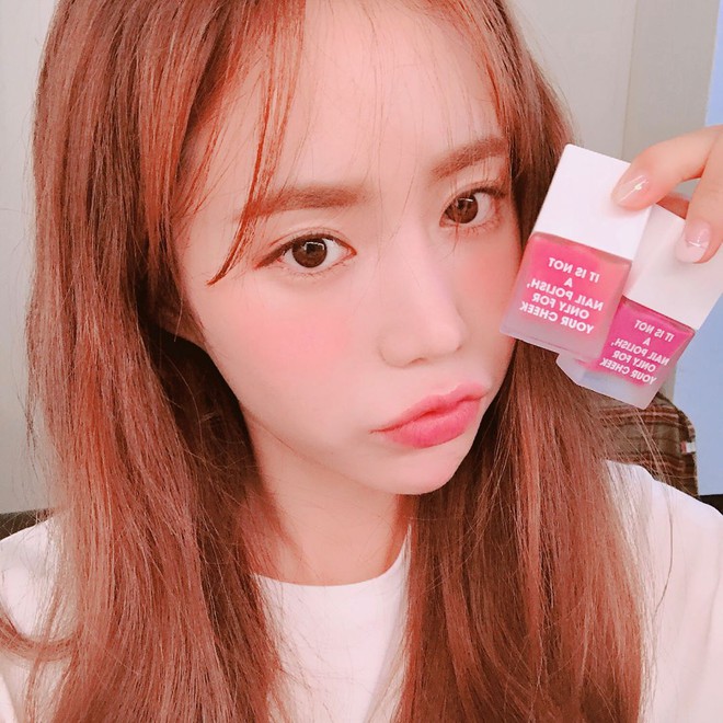 Vì sao má con gái Hàn luôn hây hây mướt rượt như thế? Câu trả lời chính là má hồng dạng sữa - Ảnh 3. Vì sao má con gái Hàn luôn hây hây mướt rượt như thế? Câu trả lời chính là má hồng dạng sữa - Ảnh 3.