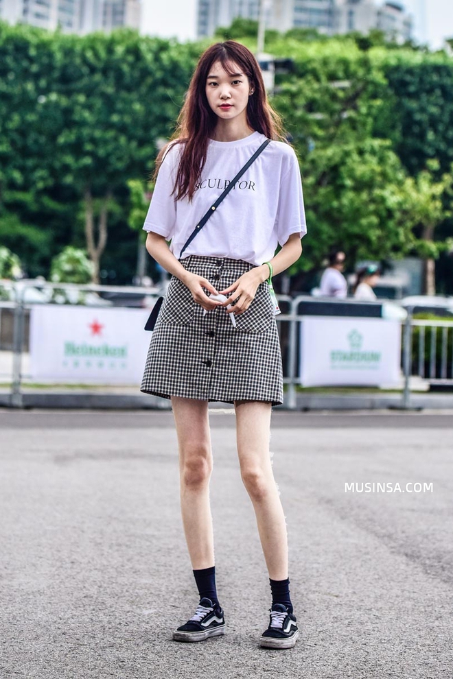 Street style Hàn Quốc cứ chất lừ như thế này bảo sao bạn trẻ nào cũng muốn bắt chước - Ảnh 2. Street style Hàn Quốc cứ chất lừ như thế này bảo sao bạn trẻ nào cũng muốn bắt chước - Ảnh 2.