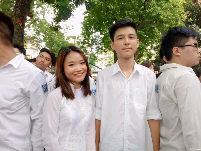 "Hotboy cầm cờ" trường Phan Đình Phùng lộ ảnh thời cấp 2, xuất hiện loạt tài khoản mạo danh trên Facebook - Ảnh 2. "Hotboy cầm cờ" trường Phan Đình Phùng lộ ảnh thời cấp 2, xuất hiện loạt tài khoản mạo danh trên Facebook - Ảnh 2.