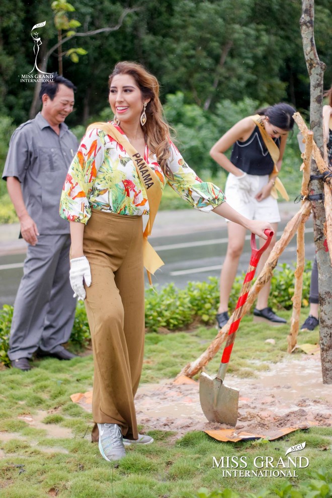 Thí sinh Miss Grand International 2017 duyên dáng trong tà áo bà ba vãn cảnh chùa - Ảnh 11. Thí sinh Miss Grand International 2017 duyên dáng trong tà áo bà ba vãn cảnh chùa - Ảnh 11.