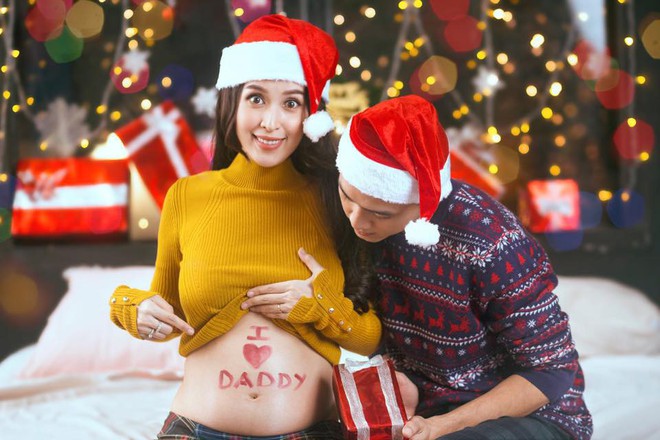Tung ảnh Giáng sinh với bụng vượt mặt, Tú Vi thông báo đã mang thai sau 2 năm đám cưới - Ảnh 1.