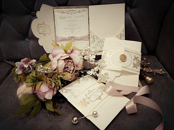 Hé lộ thiệp mời đám cưới của Nữ hoàng sắc đẹp Ngọc Duyên và chồng tỷ phú hơn 18 tuổi - Ảnh 1.
