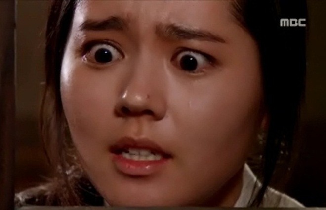 Sau Park Shin Hye, Han Ga In, xứ Hàn lại có thêm "nữ thần trợn mắt" gây tranh cãi - Ảnh 4.