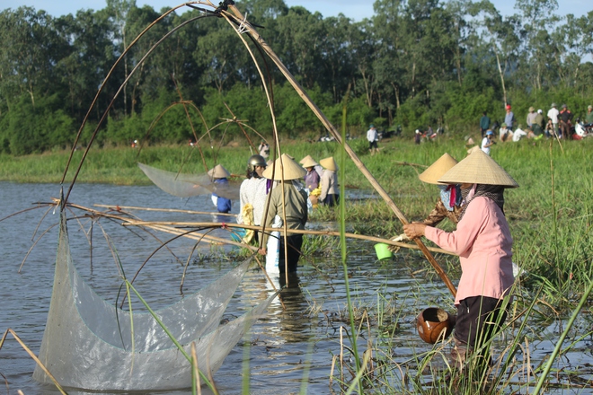 Hà Tĩnh: Hàng trăm người đội nắng xuống đầm bắt cá để cầu may - Ảnh 3.