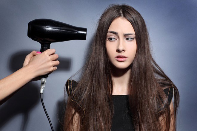 Tránh làm những việc này khi tóc còn đang ướt nếu không muốn gây hại cho mái tóc - Ảnh 3.