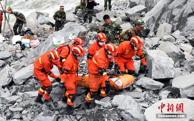 Nỗi đau không tả xiết của người dân tại vùng lở đất ở Trung Quốc khiến hơn 110 người mất tích - Ảnh 16