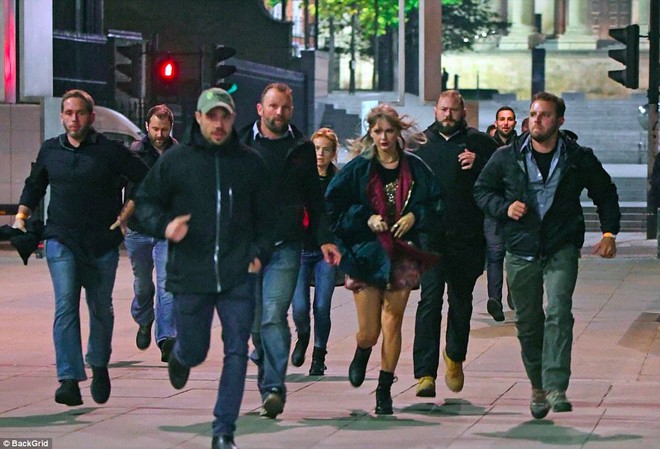 Taylor Swift mình dây ngày nào giờ lộ cặp đùi to, béo lên thấy rõ trên trường quay MV mới - Ảnh 3.