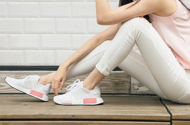 Nếu cho rằng mình đã chán sneaker hồng, bạn sẽ phải suy nghĩ lại khi thấy mẫu adidas NMD xinh đẹp quá đỗi này - Ảnh 5. Nếu cho rằng mình đã chán sneaker hồng, bạn sẽ phải suy nghĩ lại khi thấy mẫu adidas NMD xinh đẹp quá đỗi này - Ảnh 5.