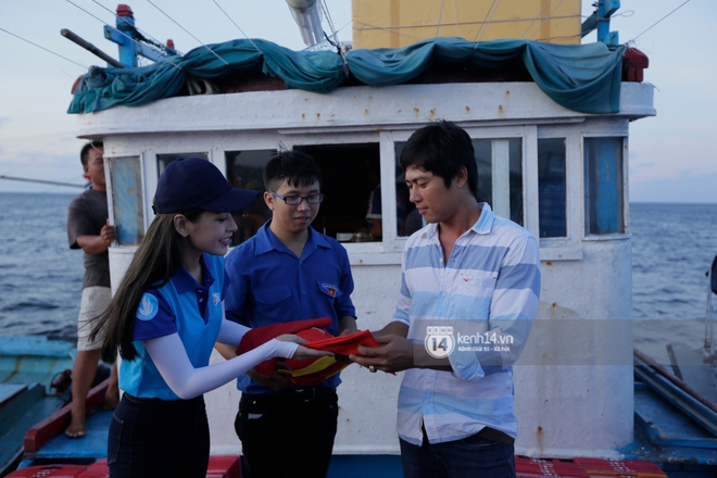 Chi Pu vượt hành trình dài đến Phú Quý, cháy hết mình trong đêm lửa trại cùng 500 sinh viên! - Ảnh 5.