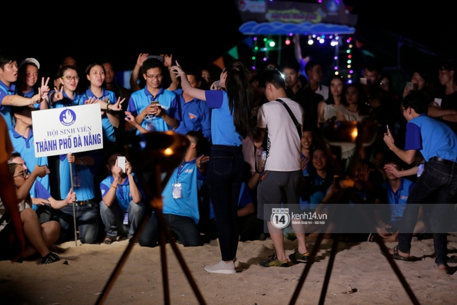 Chi Pu vượt hành trình dài đến Phú Quý, cháy hết mình trong đêm lửa trại cùng 500 sinh viên! - Ảnh 13.
