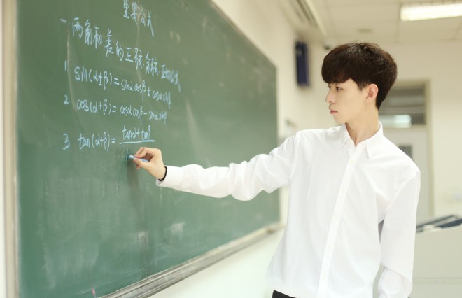 Môn Toán sẽ chẳng còn đáng sợ nếu có một giáo viên dạy Toán điển trai như diễn viên! - Ảnh 2. Môn Toán sẽ chẳng còn đáng sợ nếu có một giáo viên dạy Toán điển trai như diễn viên! - Ảnh 2.