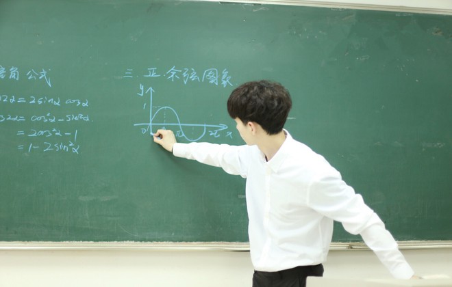 Môn Toán sẽ chẳng còn đáng sợ nếu có một giáo viên dạy Toán điển trai như diễn viên! - Ảnh 9. Môn Toán sẽ chẳng còn đáng sợ nếu có một giáo viên dạy Toán điển trai như diễn viên! - Ảnh 9.