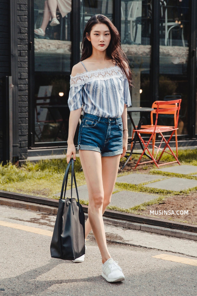 Chỉ là dạo phố nhưng các bạn trẻ Hàn vẫn mix đồ đẹp "quá đáng" Chỉ là dạo phố nhưng các bạn trẻ Hàn vẫn mix đồ đẹp "quá đáng"