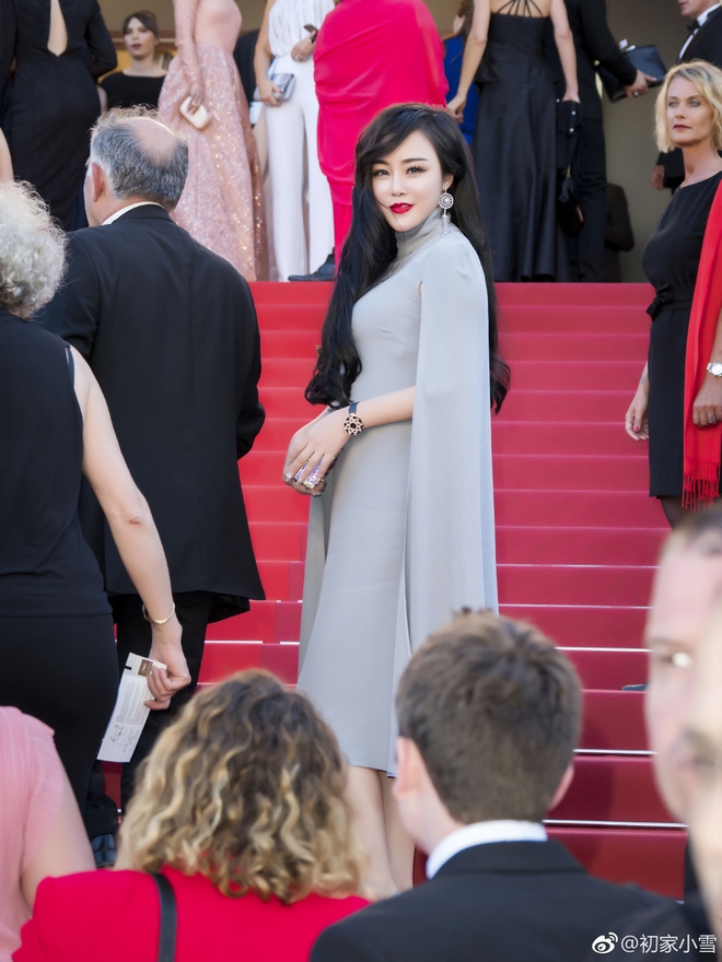 Lại thêm một người đẹp Cbiz vô danh chen chân lên thảm đỏ Cannes khiến netizen muối mặt - Ảnh 2.