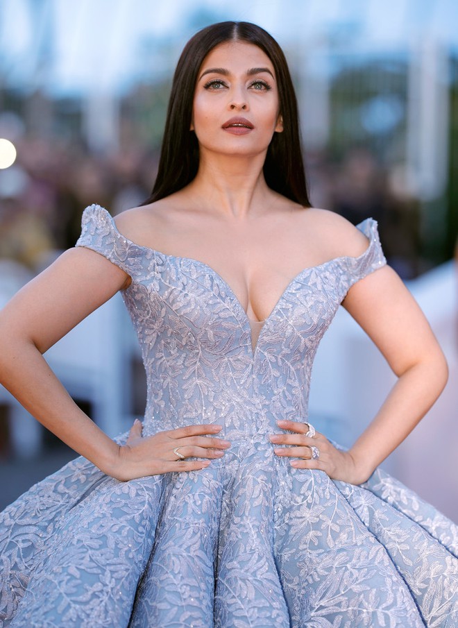 Hoa hậu Aishwarya Rai đẹp như Lọ Lem, chặt chém dàn mỹ nhân trên đấu trường nhan sắc Cannes! - Ảnh 2.