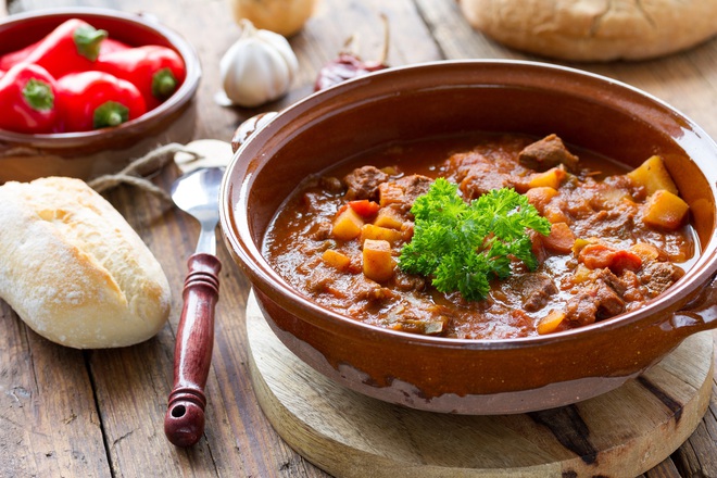 Đổi vị bữa cơm nhà với công thức bò hầm cay nồng từ đất nước Hungary - Ảnh 10. Đổi vị bữa cơm nhà với công thức bò hầm cay nồng từ đất nước Hungary - Ảnh 10.