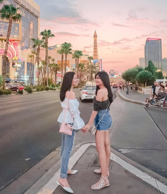 Chị em gái nhà người ta: Đã xinh, ăn mặc chất, lại còn sang chảnh không ai bằng - Ảnh 2. Chị em gái nhà người ta: Đã xinh, ăn mặc chất, lại còn sang chảnh không ai bằng - Ảnh 2.