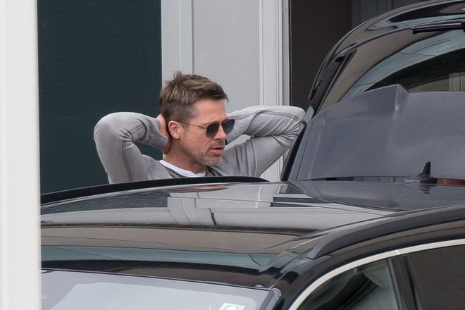 Brad Pitt xuất hiện ủ rũ vì cô đơn khi Angelina Jolie đưa các con đi xa - Ảnh 2.