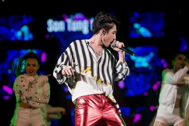 Sơn Tùng M-TP bắt tay, ôm Bi Rain sau khi diễn xong đại nhạc hội tại Thái Lan - Ảnh 13.